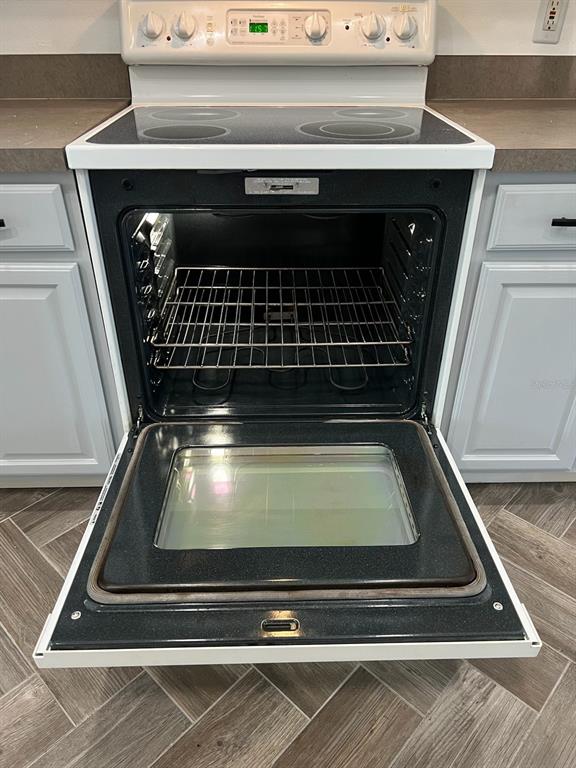 655 Eagle Pointe South Kissimmee, FL 34746 - Photo 11 of 49 a close up of a stove