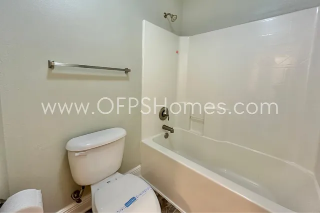 $2,050 | 306 Gauntlet Drive, Crestview, FL 32539