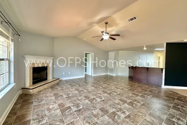 $2,050 | 306 Gauntlet Drive, Crestview, FL 32539