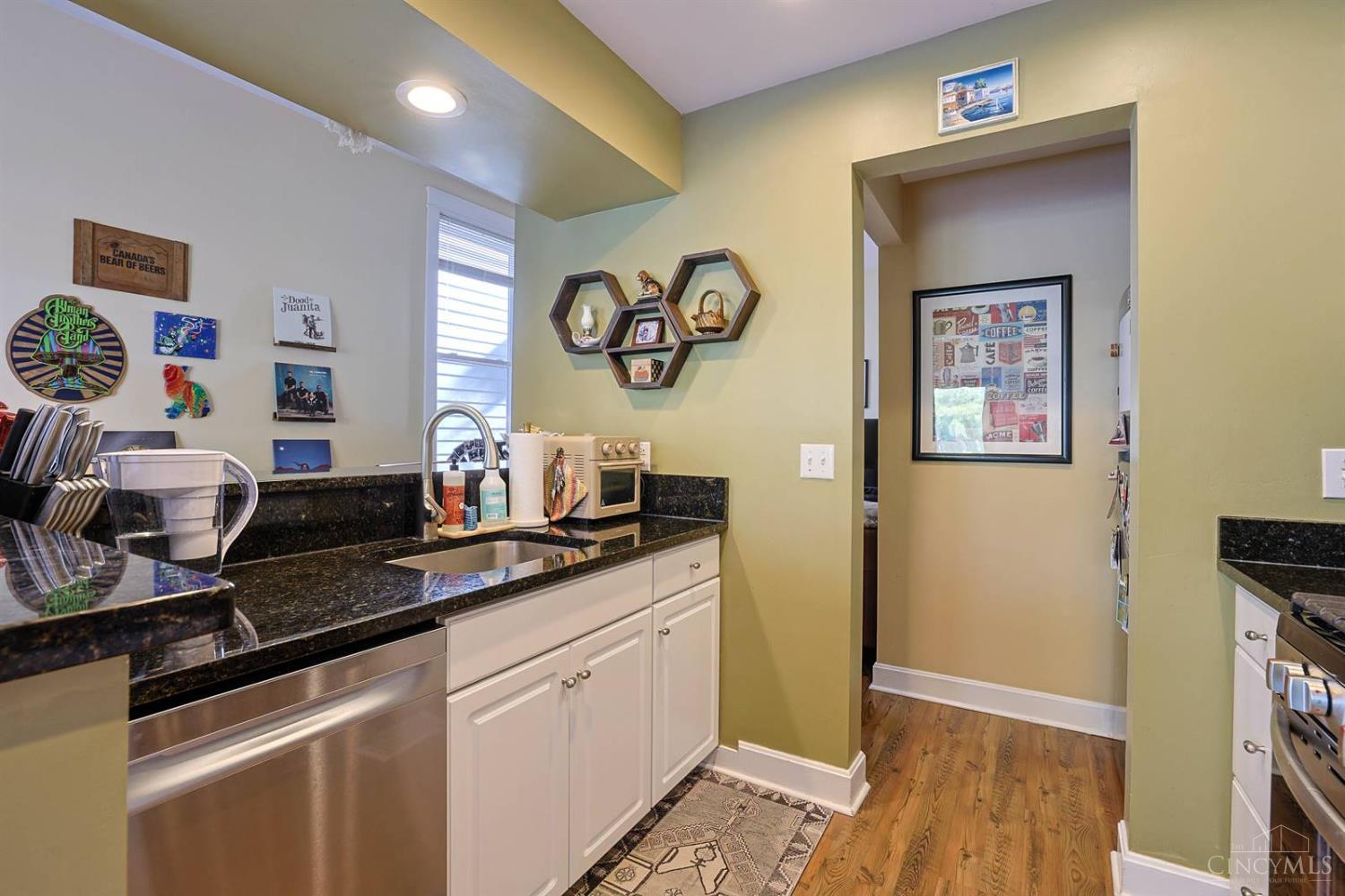 982 Hatch Street Cincinnati, OH 45202 - Photo 12 of 49