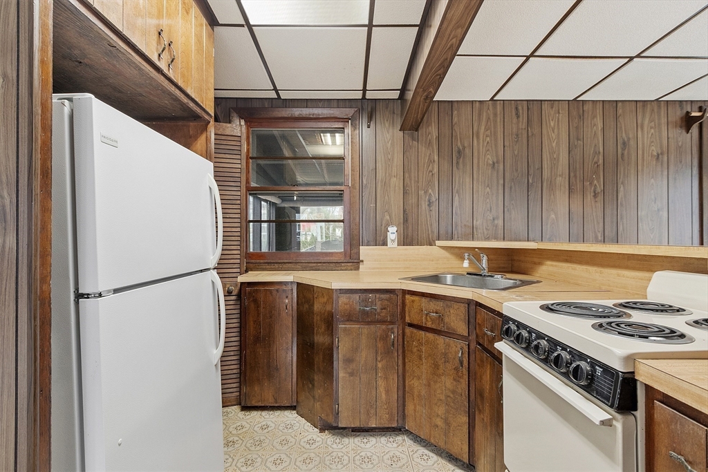 7 Hickory Lane Lunenburg, MA 01462 - Photo 27 of 40 a kitchen with a stove a refrigerator and a sink