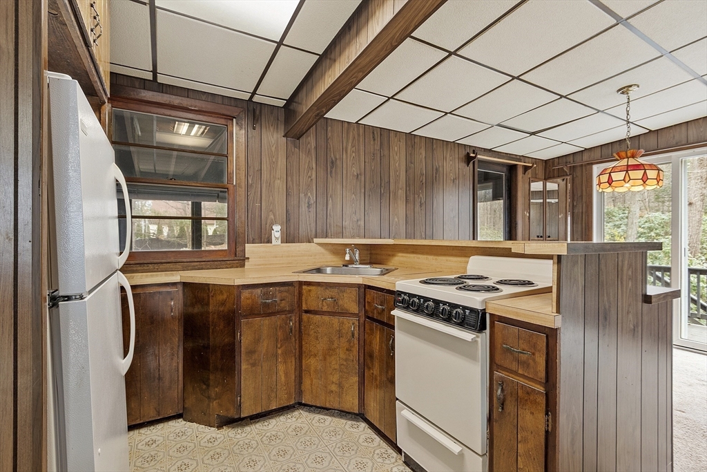 7 Hickory Lane Lunenburg, MA 01462 - Photo 28 of 40 a kitchen with a stove and a refrigerator