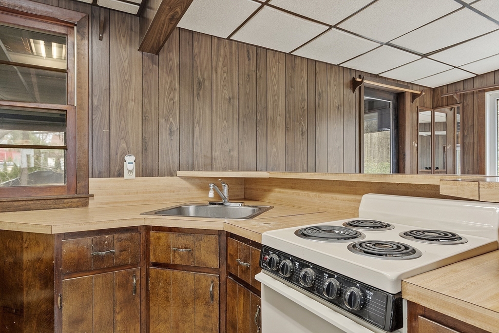 7 Hickory Lane Lunenburg, MA 01462 - Photo 29 of 40 a kitchen with a stove and a sink
