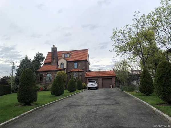 $1,999,000 | 915 Malba Drive | Whitestone