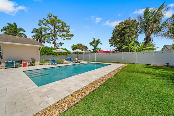 a view of a back yard