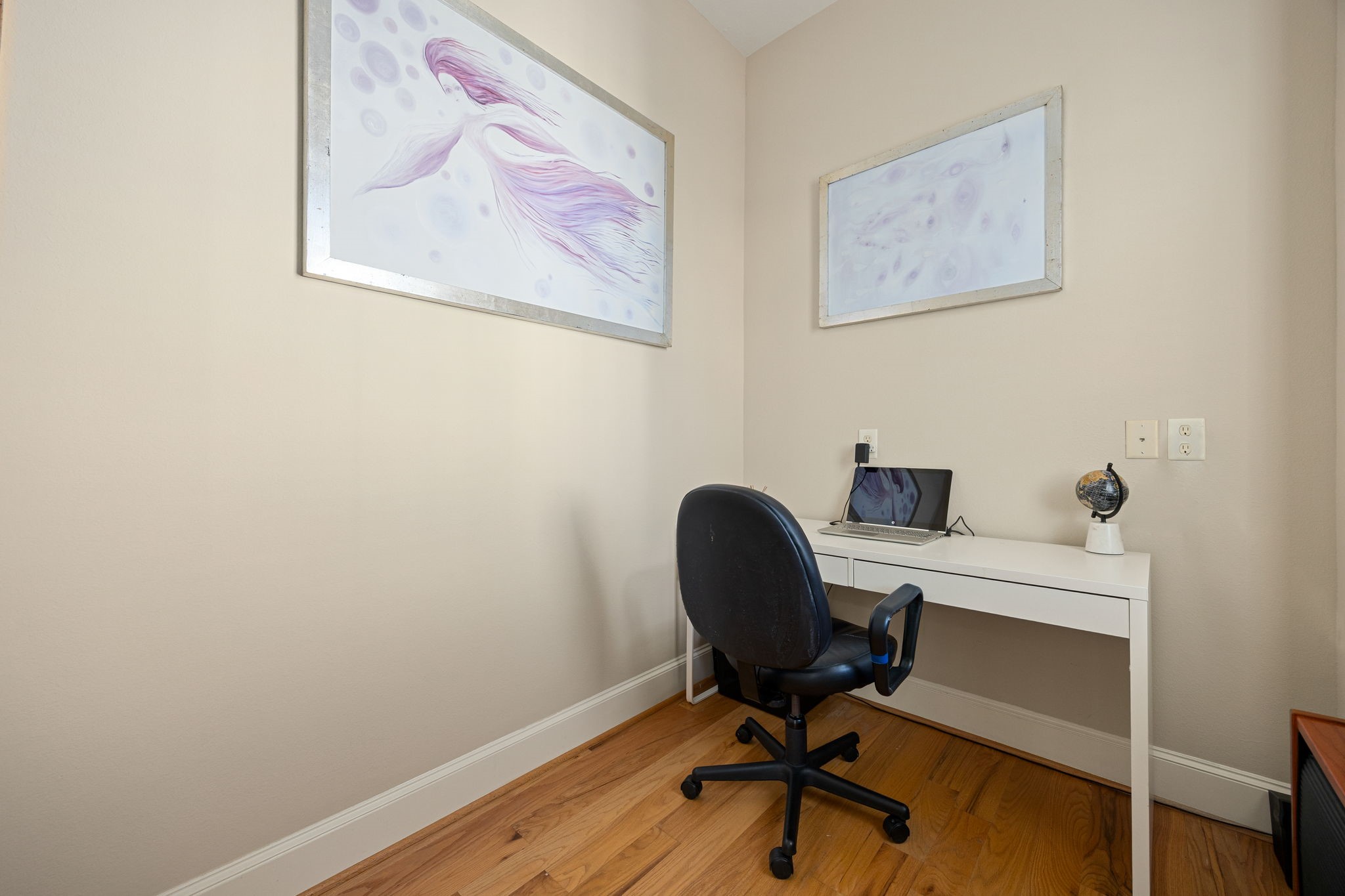 821 Lester Street Houston, TX 77007 - Photo 17 of 44 This area adjacent to the primary bedroom offers privacy and convenience. This area is a multipurpose favorite spot.