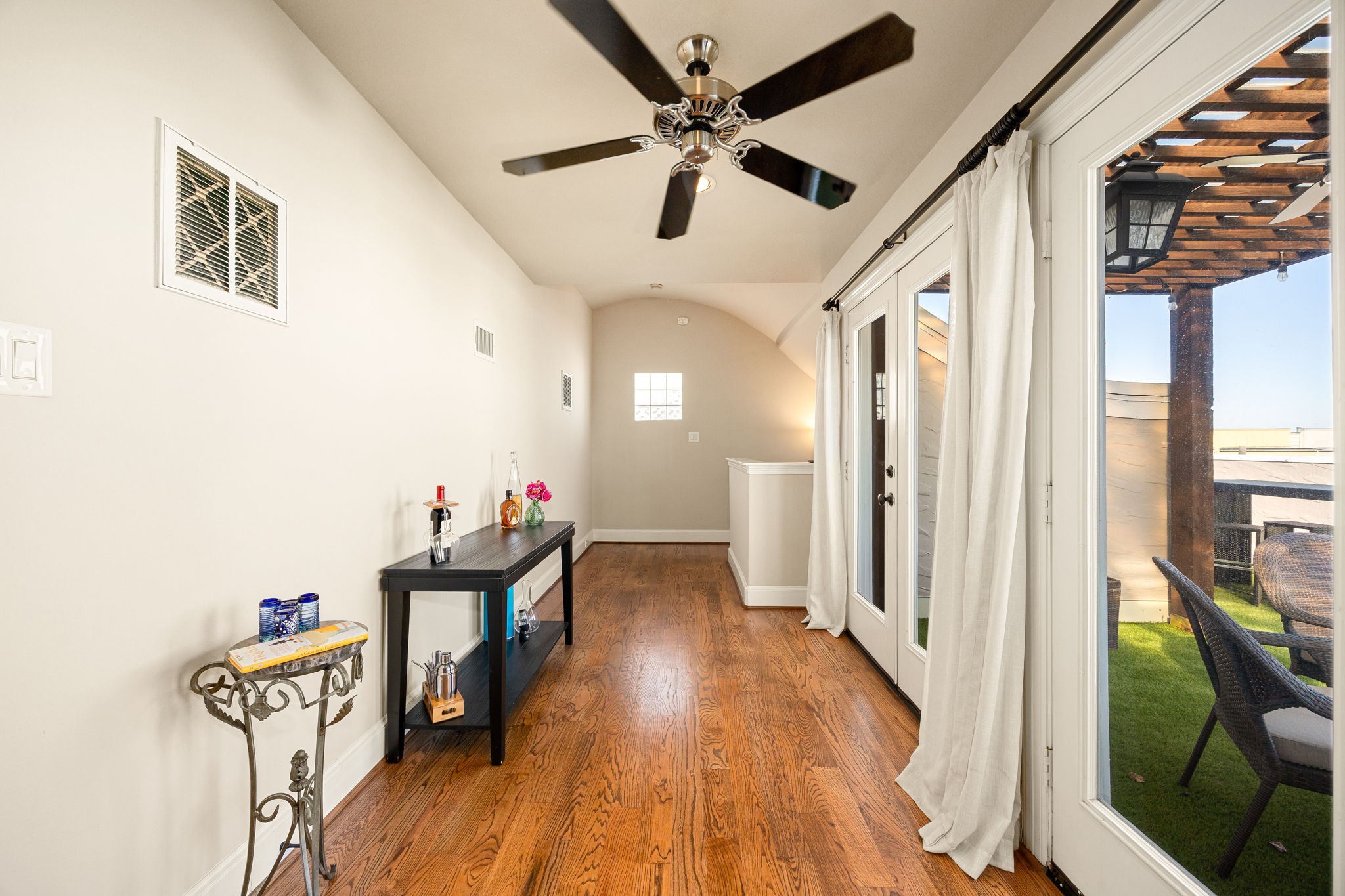 821 Lester Street Houston, TX 77007 - Photo 27 of 44 Flex area featured with a beverage station. The possibilities for this space next to your green rooftop are endless.