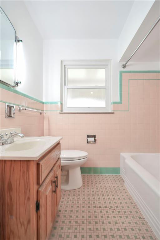 209 Goldsmith Road Pittsburgh, PA 15237 - Photo 11 of 20 Full Bath