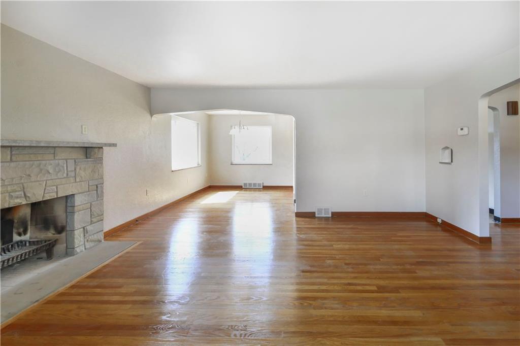 209 Goldsmith Road Pittsburgh, PA 15237 - Photo 4 of 20 Living Room