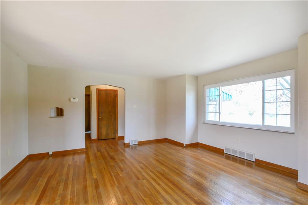 209 Goldsmith Road Pittsburgh, PA 15237 - Photo 5 of 20 Living Room