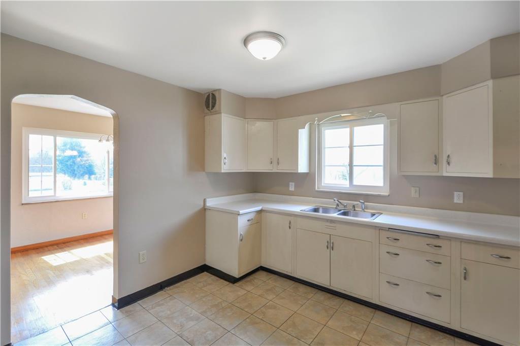 209 Goldsmith Road Pittsburgh, PA 15237 - Photo 8 of 20 Kitchen