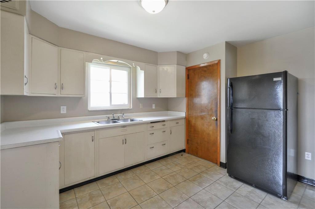 209 Goldsmith Road Pittsburgh, PA 15237 - Photo 10 of 20 Kitchen