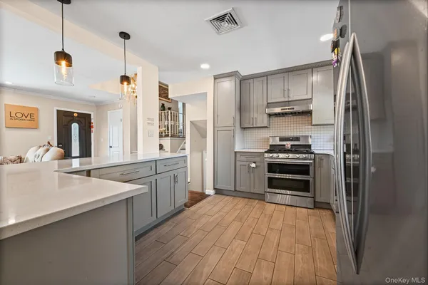 $1,249,000 | 4 Birchwood Park Drive, Syosset, NY 11791