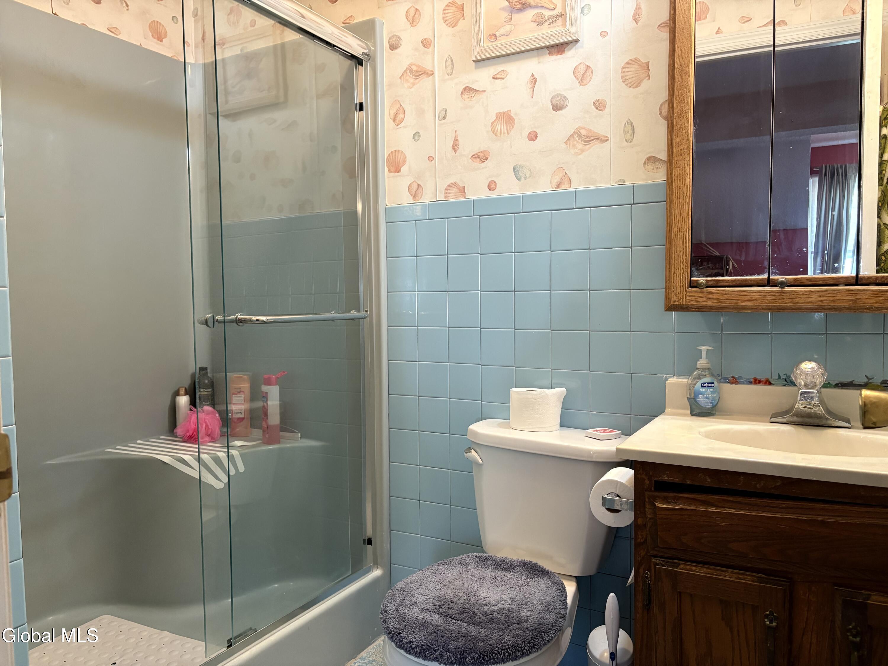 3005 Squire Boulevard Guilderland, NY 12159 - Photo 25 of 32 blue bath