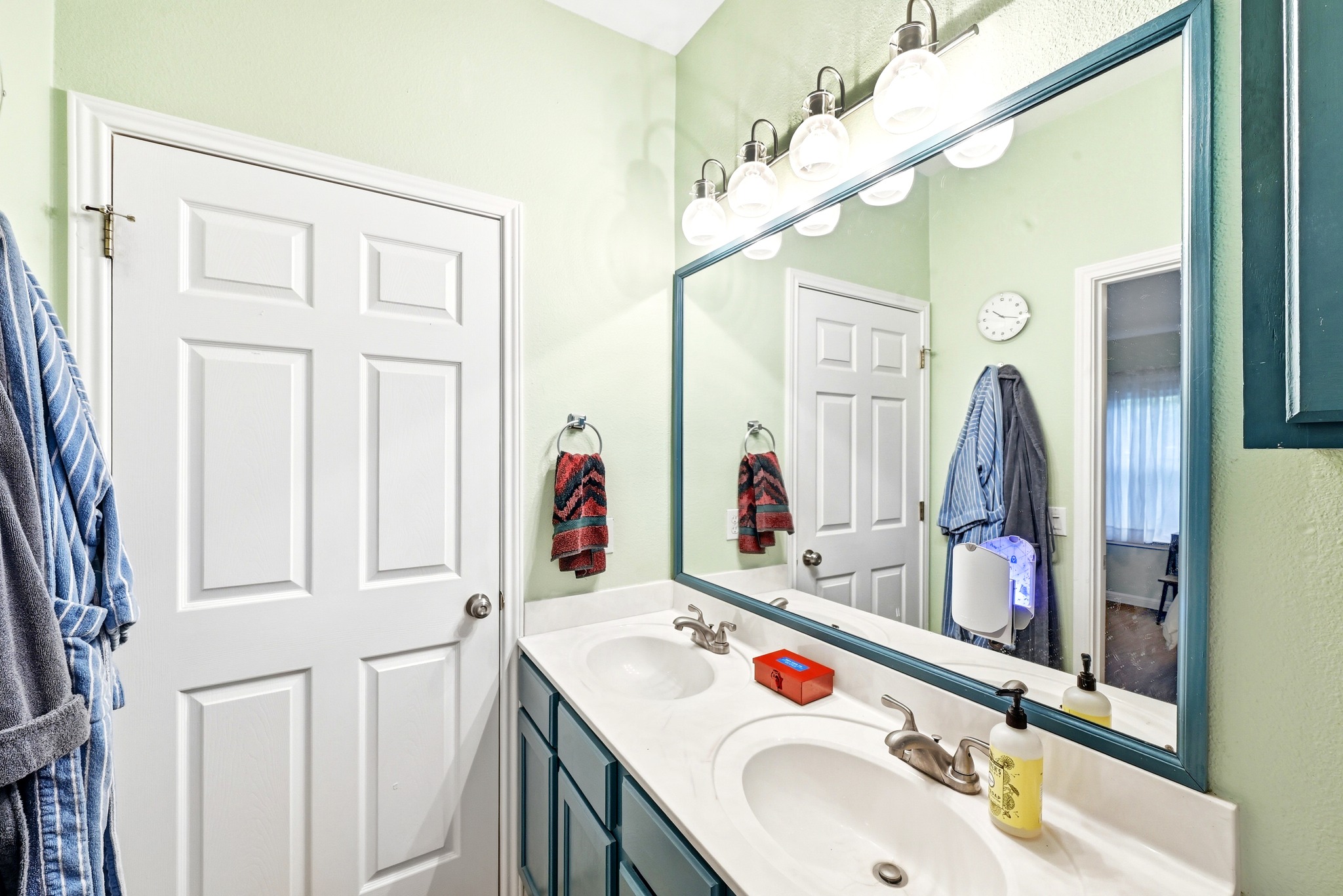 1103 Emmitt Run Austin, TX 78721 - Photo 18 of 25 Primary Bathroom with dual sinks.