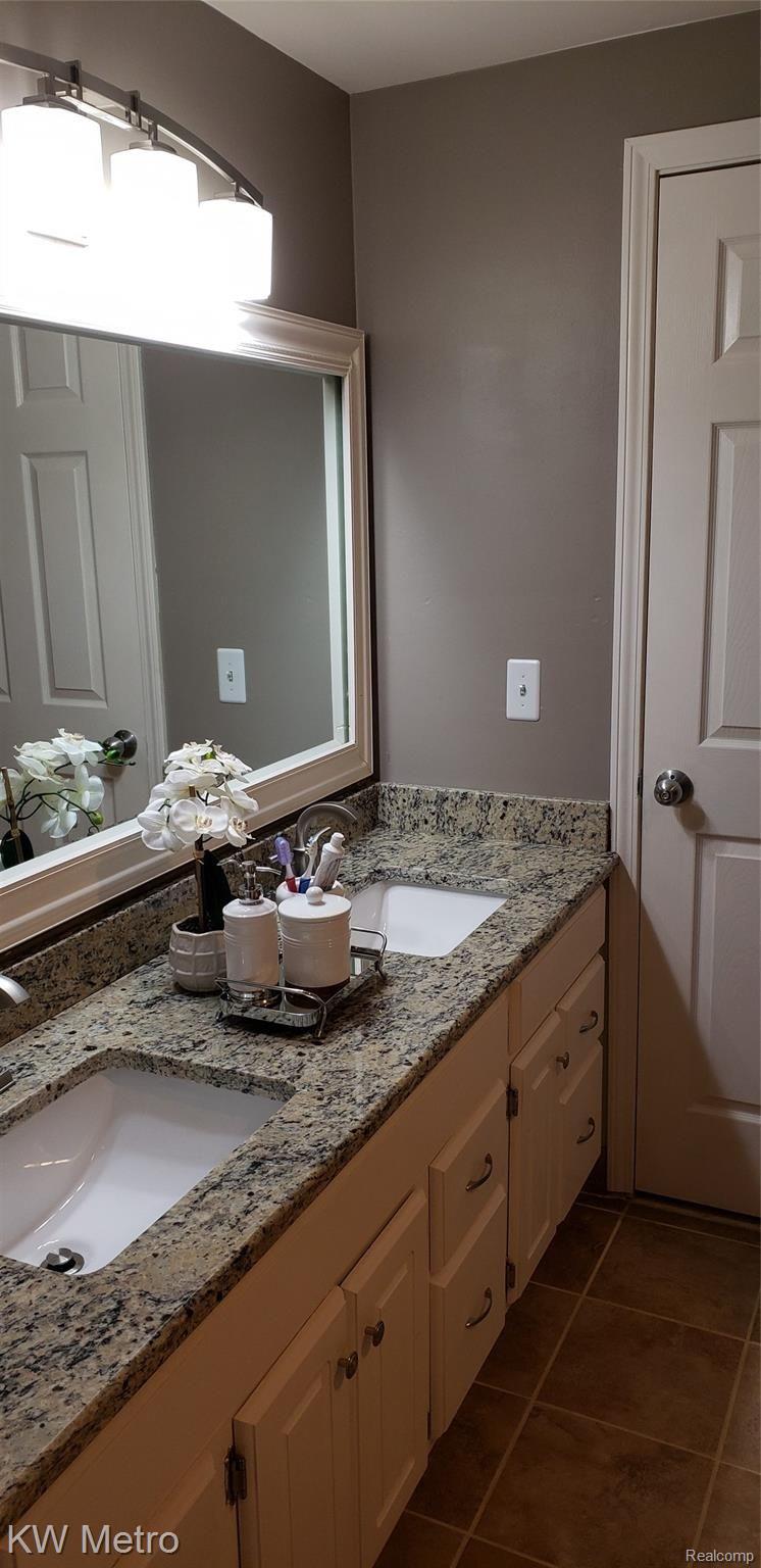 744 Dressler Lane Rochester, MI 48307 - Photo 16 of 38 Master Bathroom