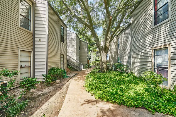 $1,300 | 9707 Richmond Avenue, Unit 34, Houston, TX 77063