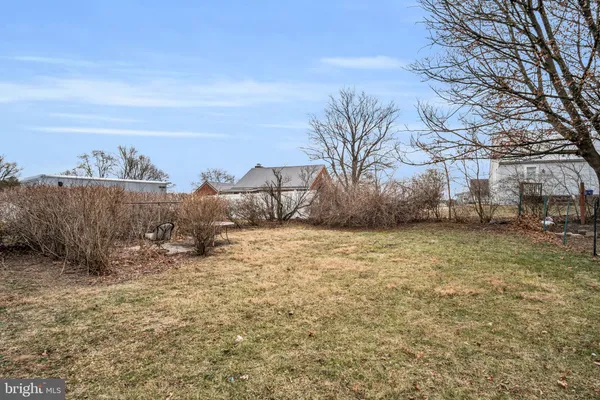 a view of a yard with a house