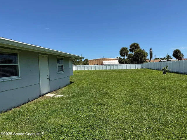 a view of a backyard