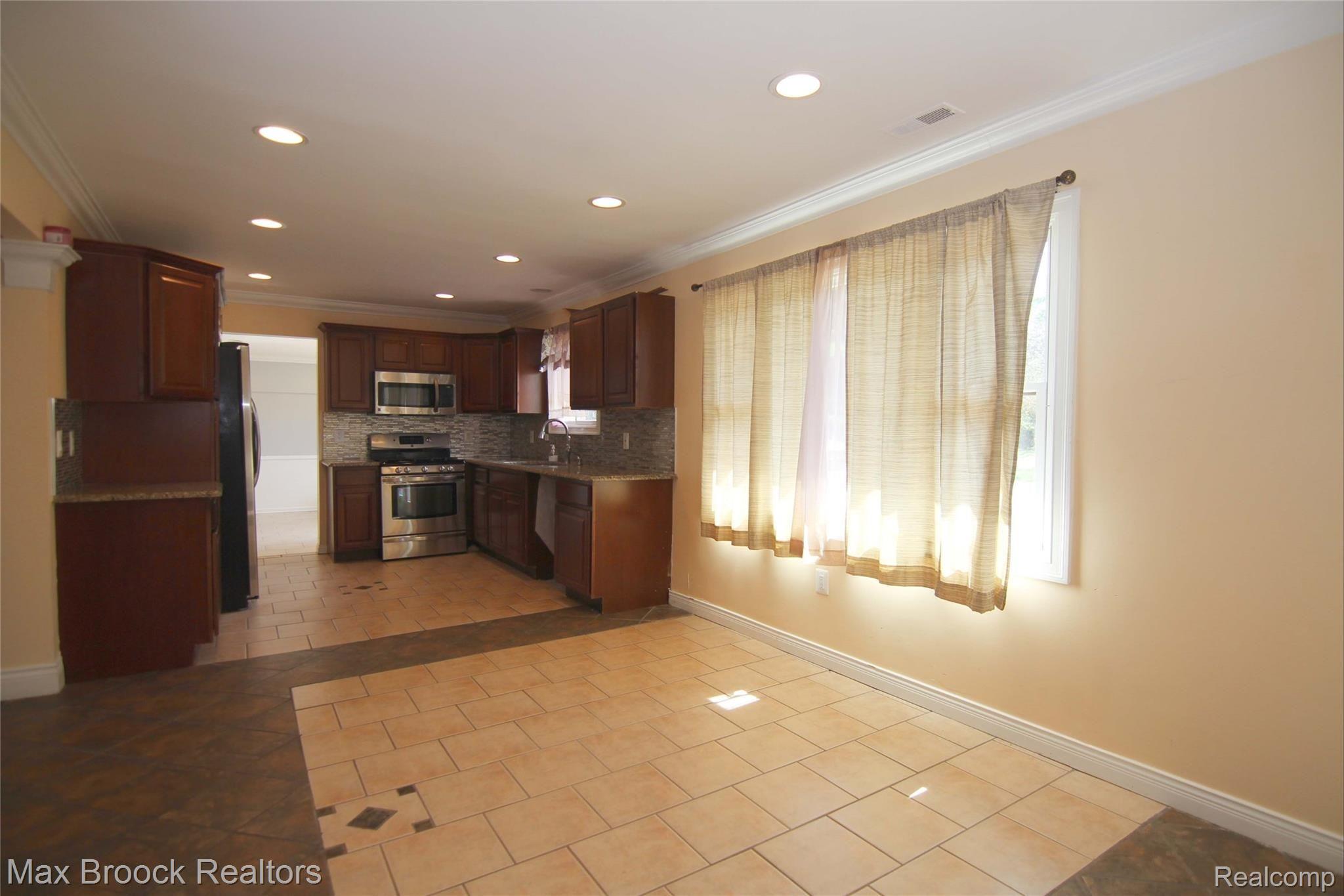 31462 Curtis Road Livonia, MI 48152 - Photo 10 of 38 Eat-in Kitchen