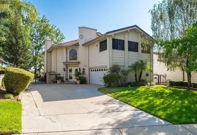 a view of a house with backyard