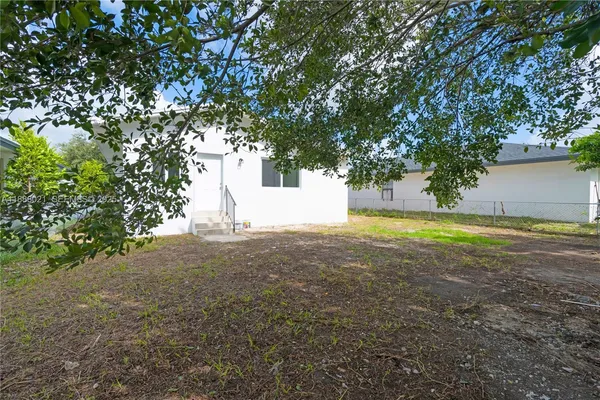 a view of yard with tree and a yard
