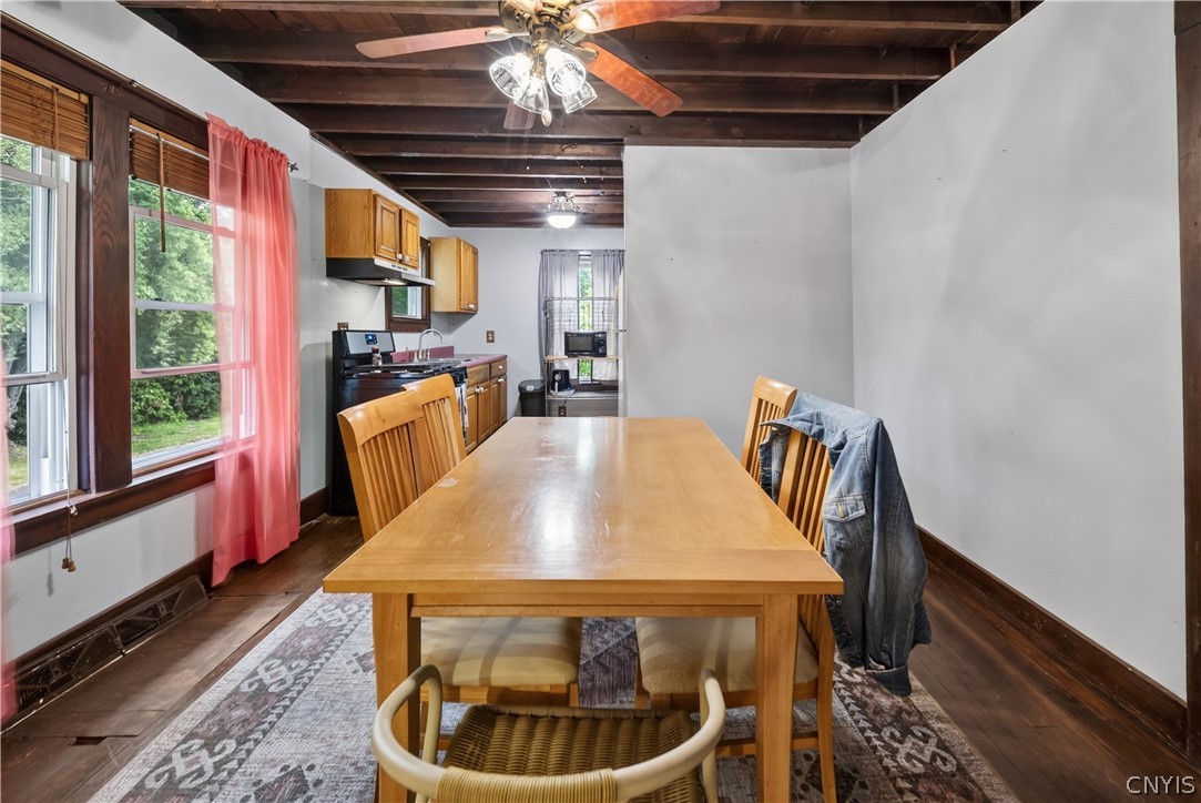 5506 Bear Road Clay, NY 13212 - Photo 11 of 36 Entertain your guests in the spacious dining area.