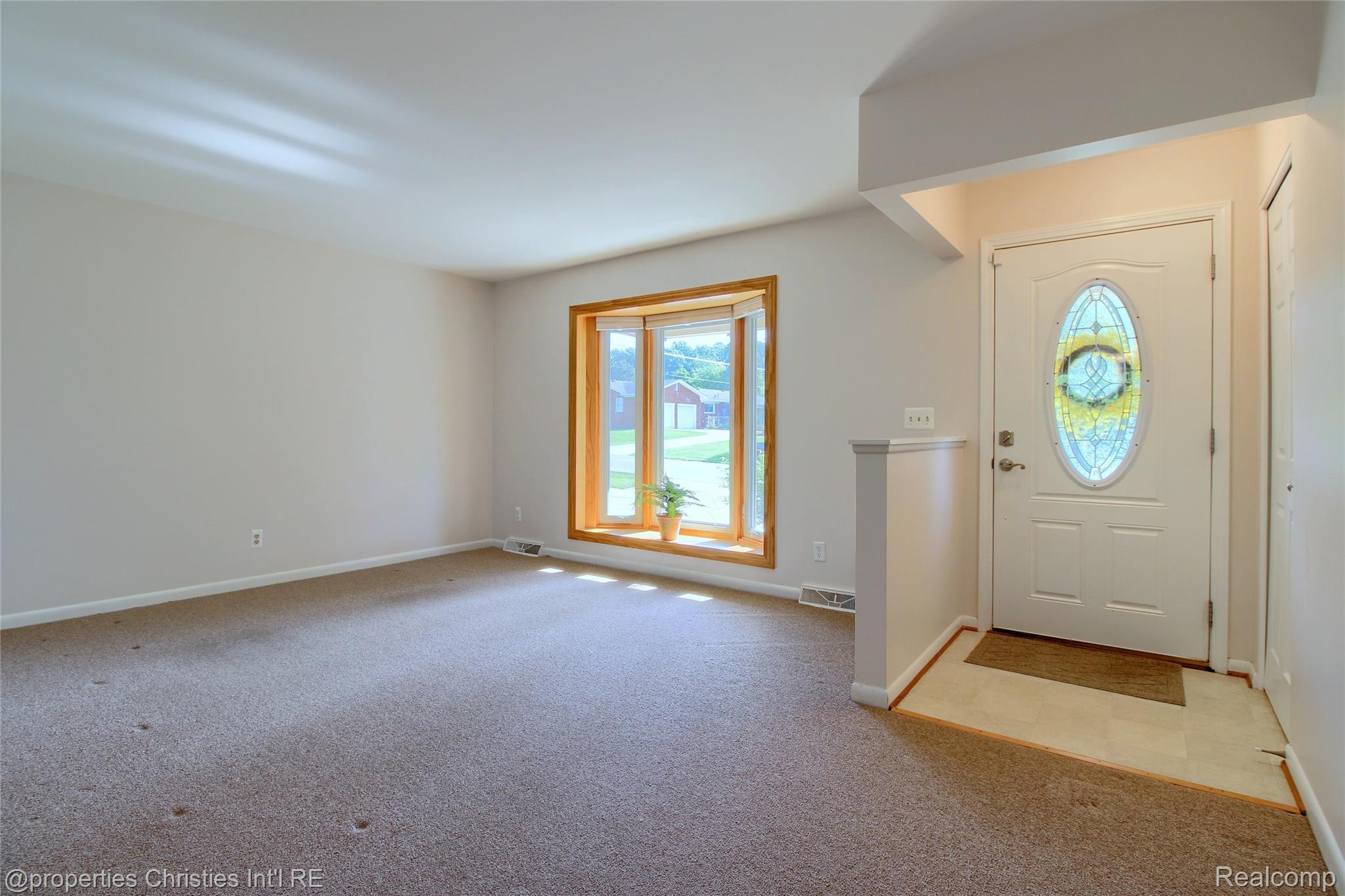 565 Center Ridge South Lyon, MI 48178 - Photo 5 of 37 Entry foyer and bay window in living room