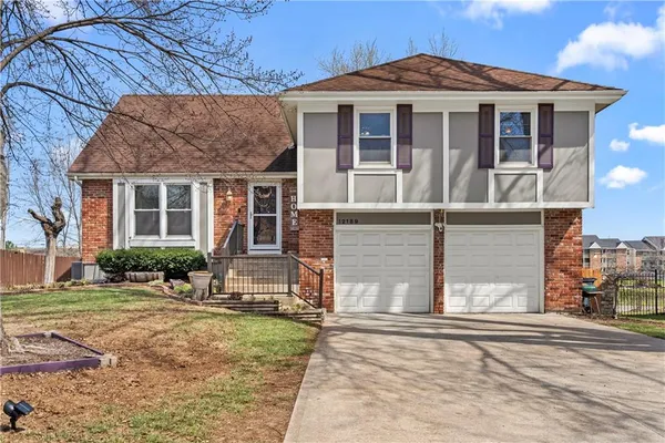 $395,000 | 12189 South Foxridge Court, Olathe, KS 66062