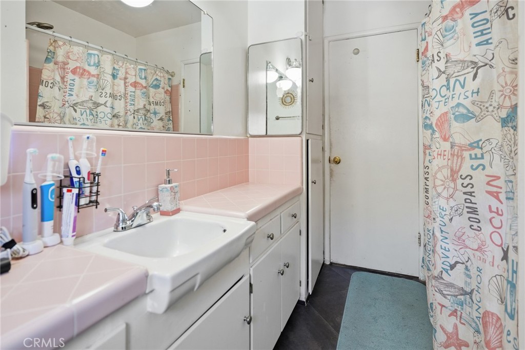 183 East County Line Road Calimesa, CA 92320 - Photo 17 of 31 a bathroom with a sink and a mirror