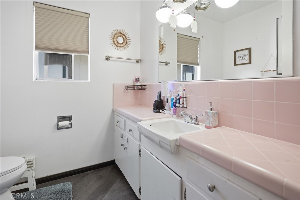 183 East County Line Road Calimesa, CA 92320 - Photo 18 of 31 a bathroom with a sink vanity granite and toilet