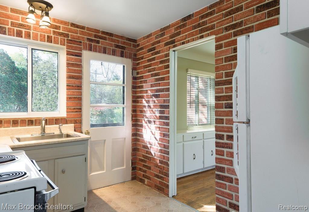 911 North Adams Road Birmingham, MI 48009 - Photo 6 of 15 Kitchen