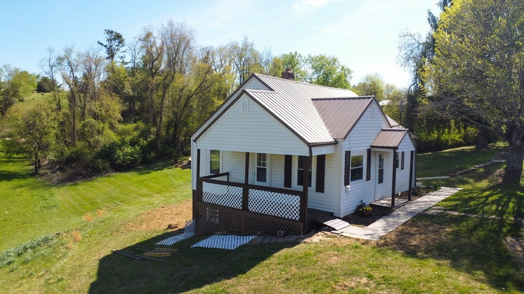 134 Poplar Grove Road Galax, VA 24333 - Photo 4 of 22 Gallery Image 4