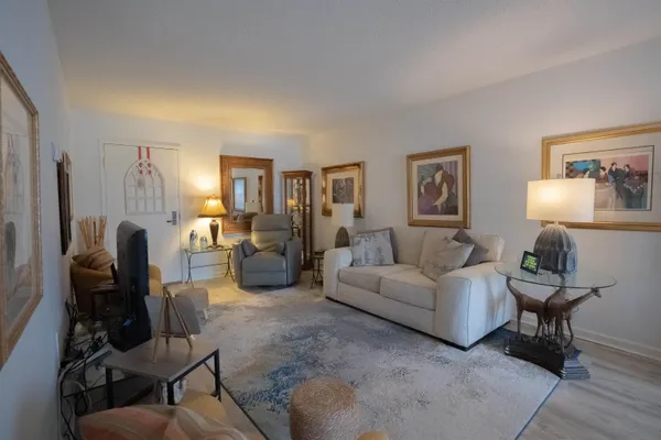 $112,000 | 3589 Covington Pike, Unit 201, Memphis, TN 38128