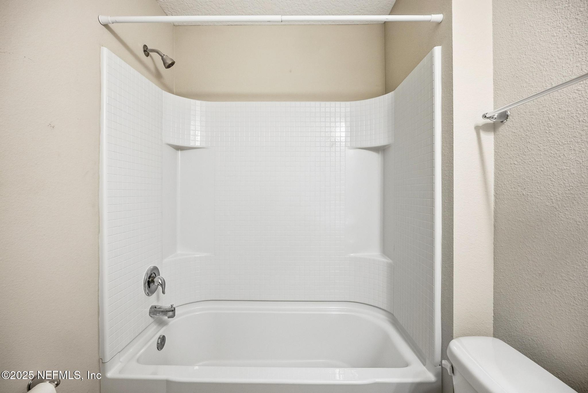83 Hummingbird Court Palm Coast, FL 32164 - Photo 26 of 70 a bathroom with a bathtub
