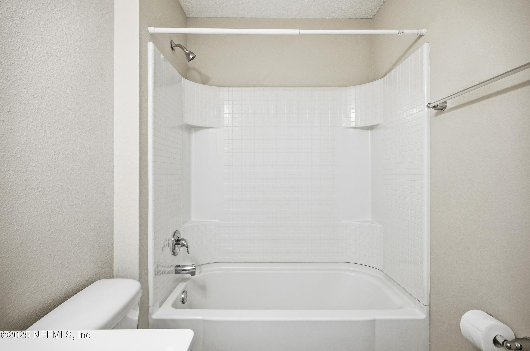 83 Hummingbird Court Palm Coast, FL 32164 - Photo 39 of 70 a bathroom with a bathtub and a toilet