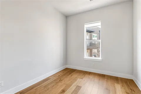 $575,000 | 381 East Greenbriar Lane, Unit 401, Dallas, TX 75203