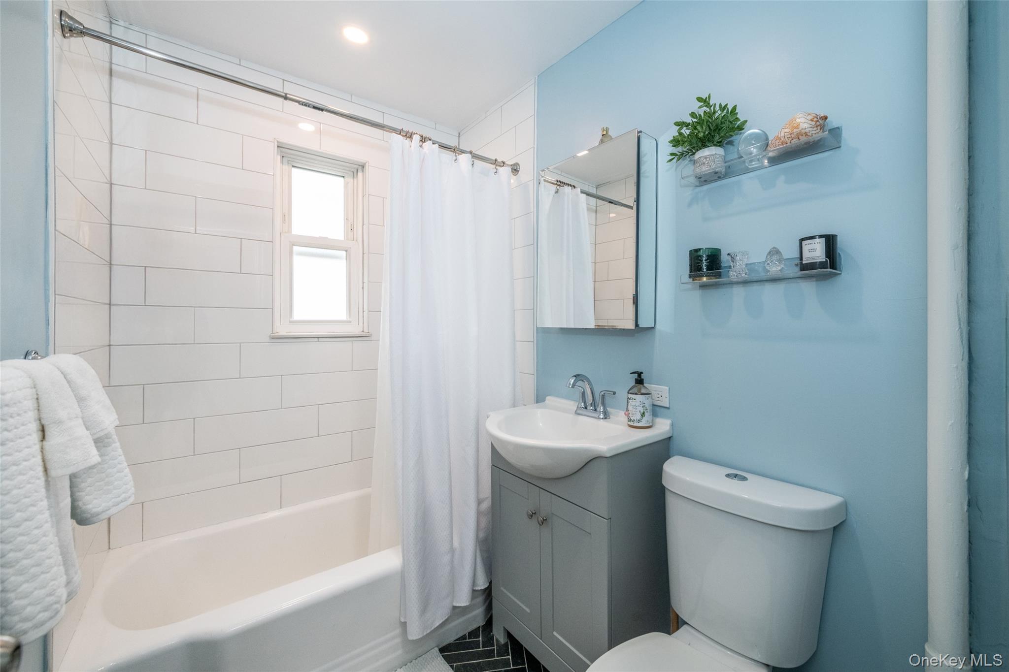 450 Pelham Road, Unit 3H New Rochelle, NY 10805 - Photo 13 of 16 a bathroom with a sink toilet and shower