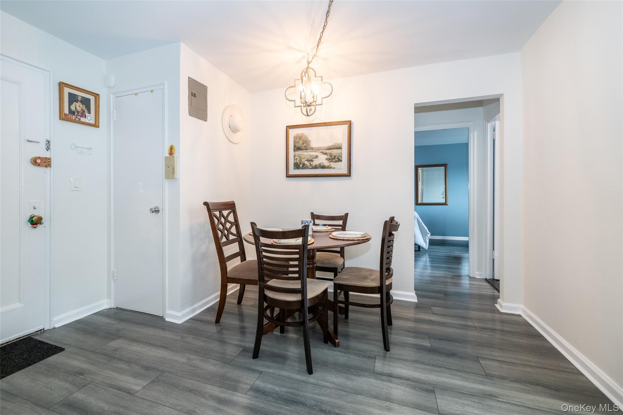 450 Pelham Road, Unit 3H New Rochelle, NY 10805 - Photo 5 of 16 a dining room with furniture and wooden floor