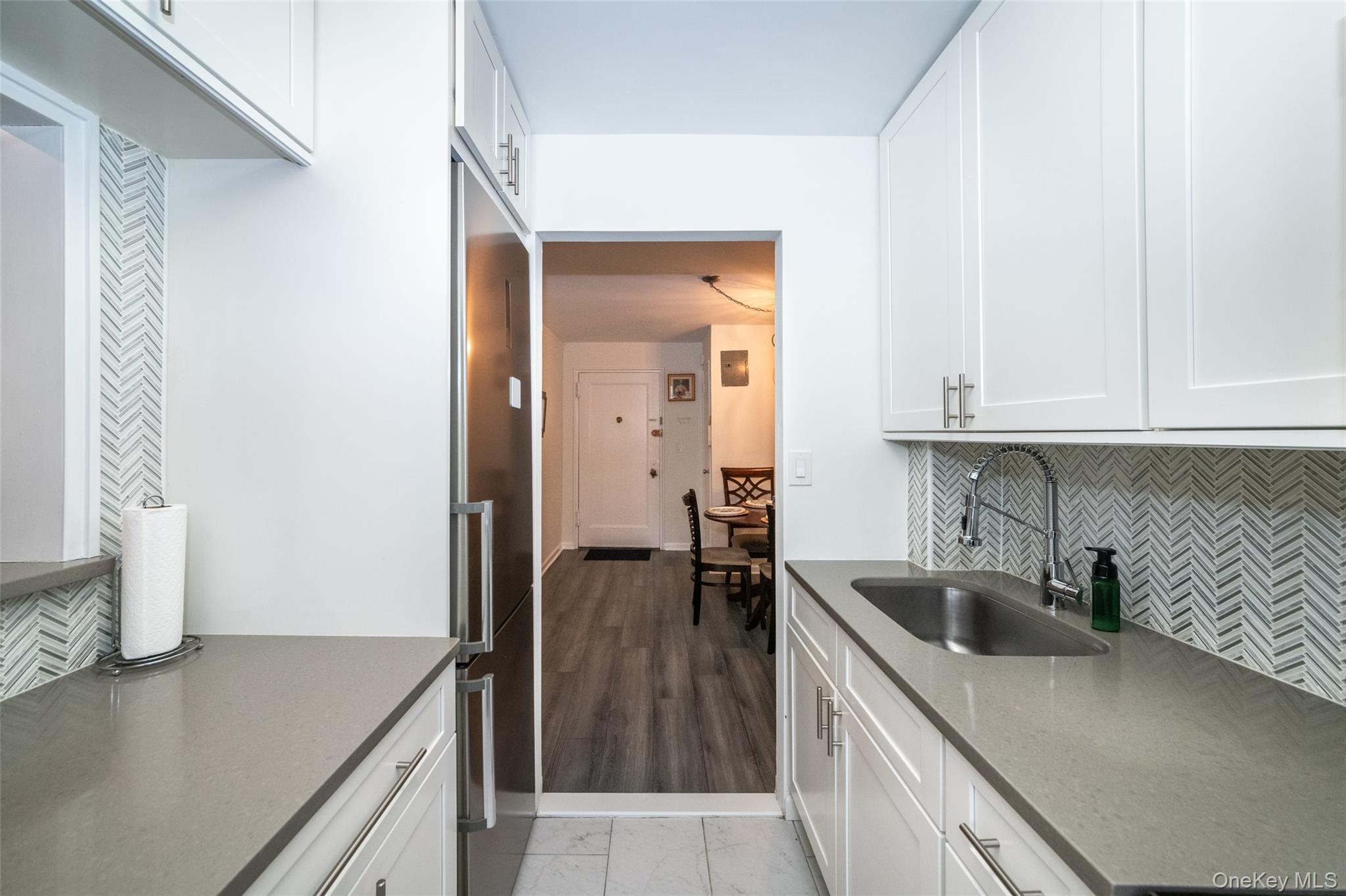 450 Pelham Road, Unit 3H New Rochelle, NY 10805 - Photo 7 of 16 a kitchen that has a sink and a stove