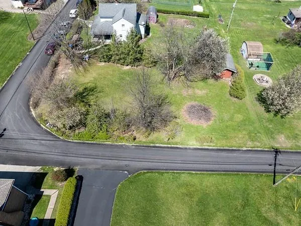 a view of a back yard