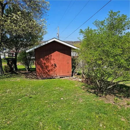 a view of a backyard