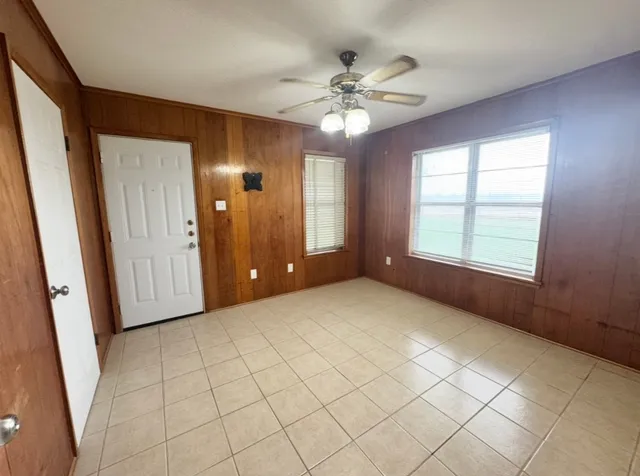 $1,900 | 110 Marek Road, Elgin, TX 78621