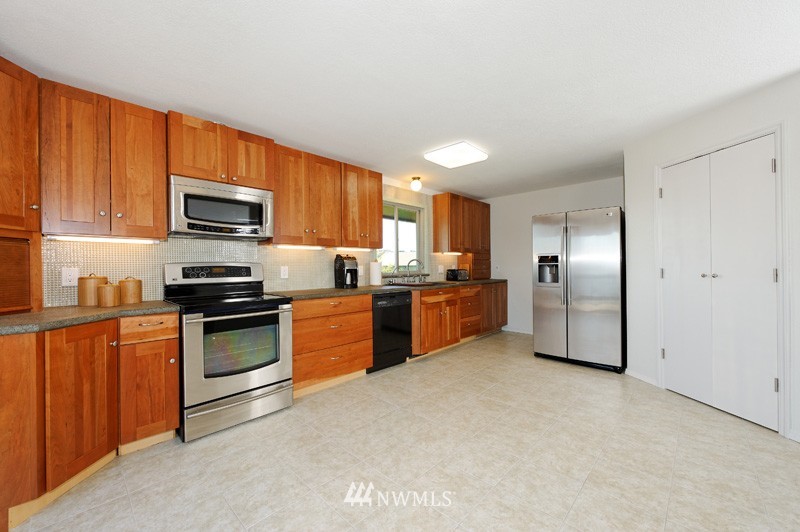 717 North Holbrook Road Coupeville, WA 98239 - Photo 4 of 14 Gallery Image 4