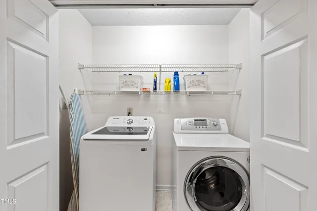 a view of a house with backyard and tree