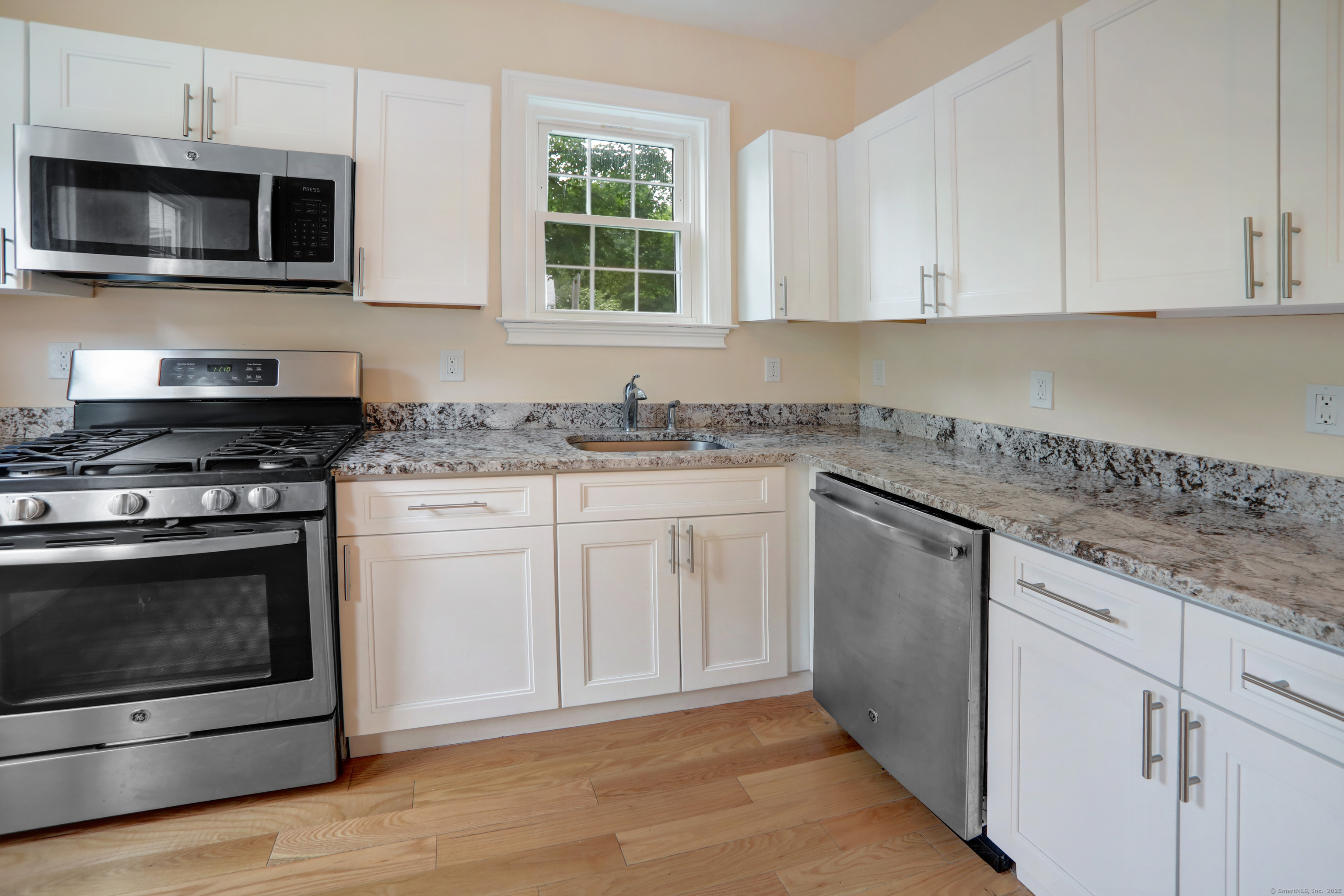 130 Murlyn Road Hamden, CT 06518 - Photo 3 of 40