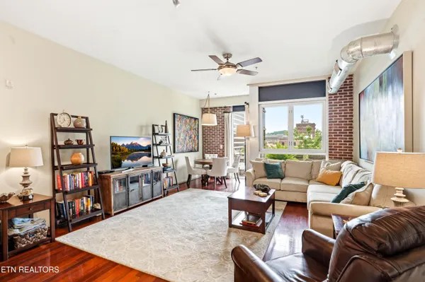 $800,000 | 440 Walnut Street, Unit 302, Knoxville, TN 37902