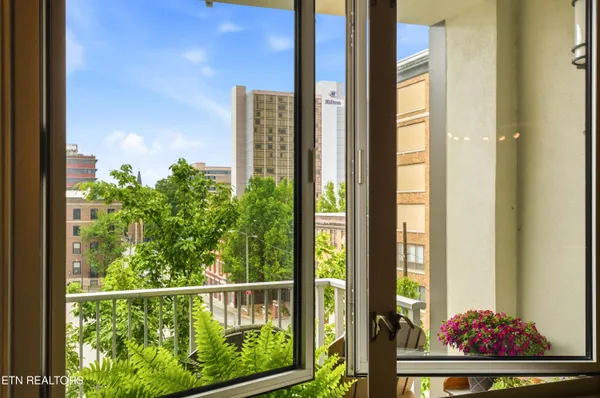 $800,000 | 440 Walnut Street, Unit 302, Knoxville, TN 37902