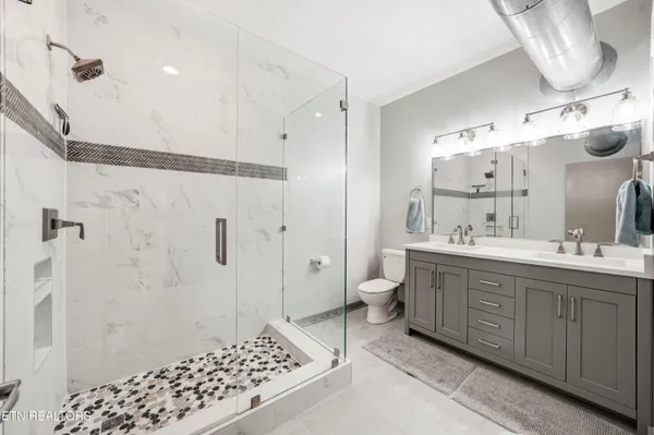 $800,000 | 440 Walnut Street, Unit 302, Knoxville, TN 37902