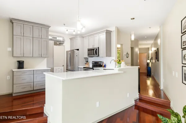 $800,000 | 440 Walnut Street, Unit 302, Knoxville, TN 37902